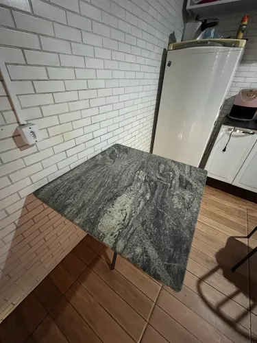 mesa de mármore vem 3 cadeiras 