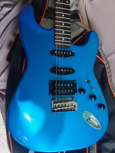 Guitarra strato Squier indonesia Modifier captacao duncan designed
