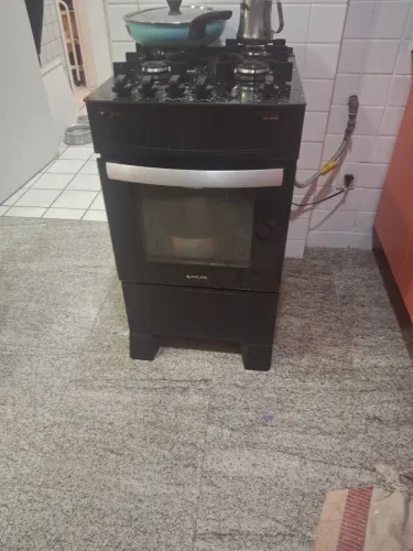 Micro-ondas e bebedor e forgao