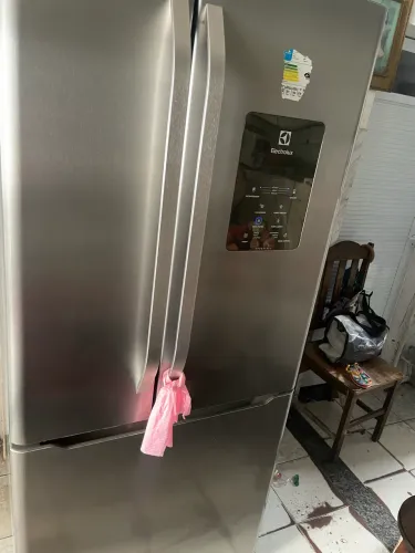 Porta da geladeira eletrolux lado esquerdo 