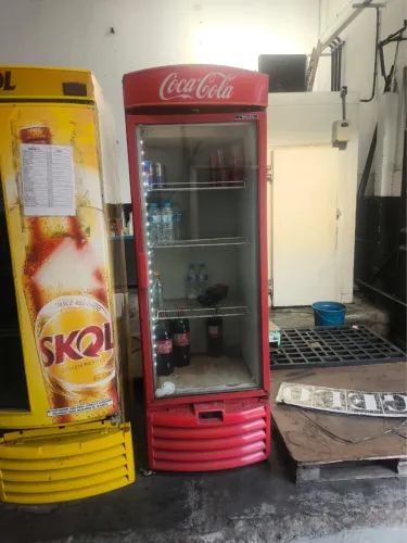 Vendo 2 freezeres o amarelo 1.200,00 o vermelho 2.200,00