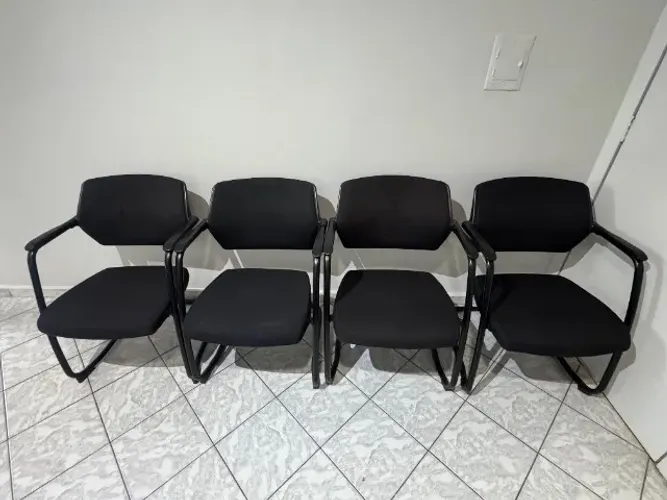 CADEIRAS COM ASSENTOS E ENCOSTO CONFORTAVEIS