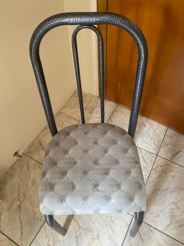 Vende-se 4 cadeiras bem novas , com pouquinho tempo de uso