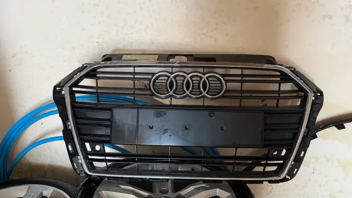 Grade dianteira Audi A3 Usada