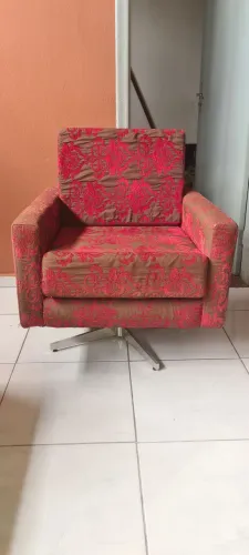 Poltrona giratória com base de alumínio 