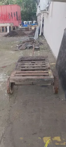 Carrinho de quatro rodas todo em ferro inclusive as rodas