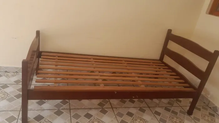 Cama de solteiro, sem colchão.