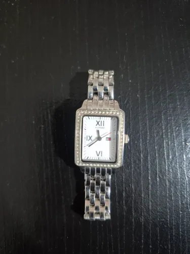 Relógio Tommy Hilfiger Original-Design Clássico Elegante/Retangular Cravejado com Cristais