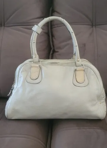 Bolsa Smartbag Couro Legítimo, possui 3 repartições, bolso pequeno interno, de Ombro