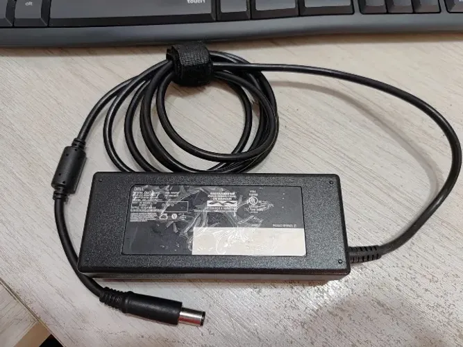 Vendo carregador original Dell de 90W, em perfeito funcionamento.