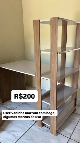 Escrivaninha com prateleira