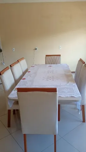 Mesa de jantar com 8 cadeiras.