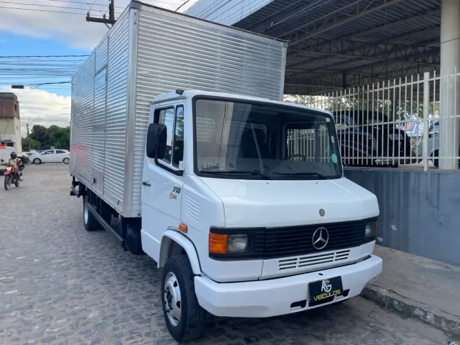 Mercedinha 710 2012 baú de 6,00