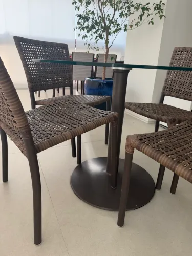 Conjunto de Mesa e 4 cadeiras Tidelli