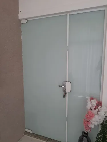 Porta de vidro com película