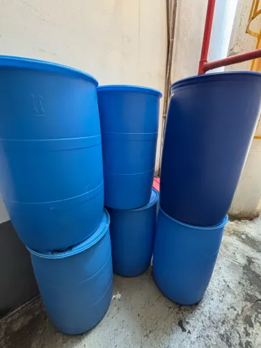 Vendo tambor 200 L de plástico, com duas tampas de 2 polegadas. Está em ótimo estado
