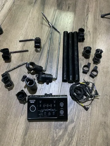 Módulo com alguns acessórios de bateria eletrônica