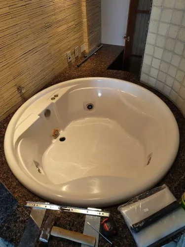 Banheira redonda de hidromassagem jacuzzi com bomba completinha funcionando