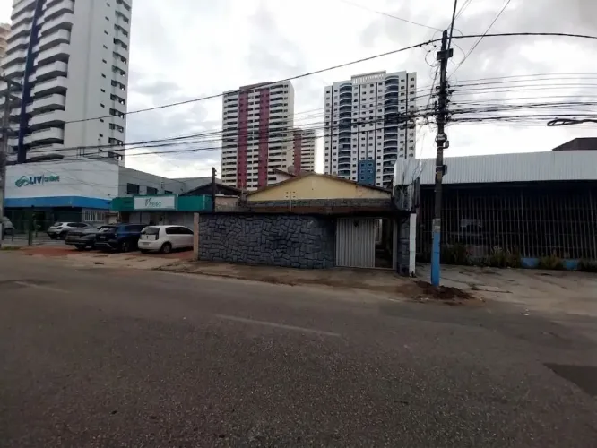 (CA2385) Uma Casa medindo 306m² localizada no bairro de Fátima.