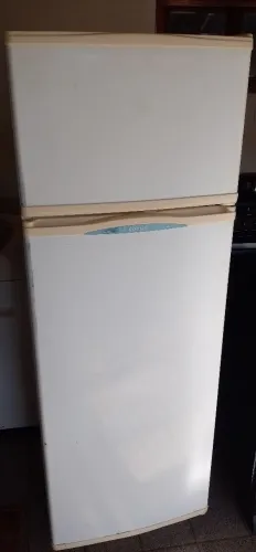 Geladeira Duplex, funcionando perfeitamente, gelando e congelando, em perfeito estado