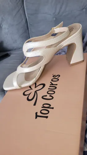 Vendo sandalias  em couro novas
