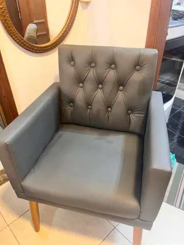 Poltrona Courino Cinza Escuro + Manta Tok e Stock 