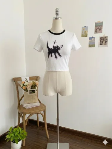 Blusa branca de gatinho