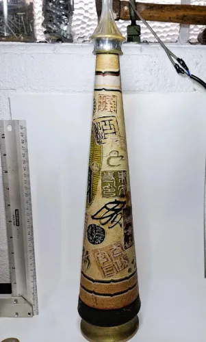 Decanter decorativo vintage japonês em formato de torre cônica.