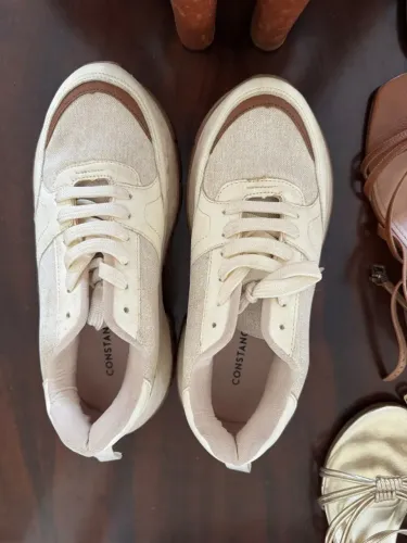 Tênis Constance 38 off-white com detalhe caramelo - solado alto