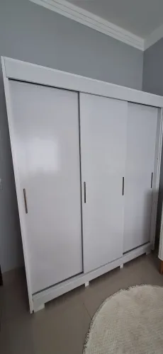 Guarda-roupa de casal branco - 3 portas de correr