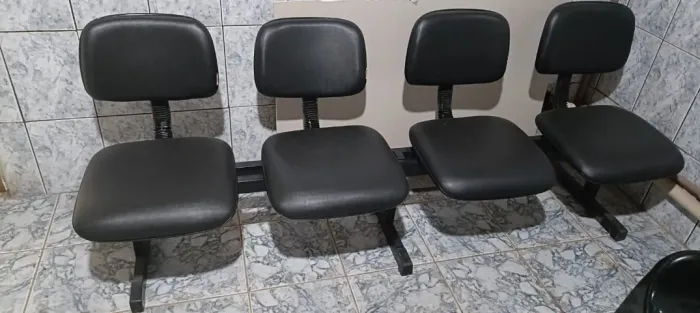 Longarina de 4 Lugares e mais 4 cadeiras