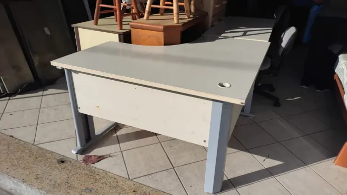 Mesa em L em bom estado. 