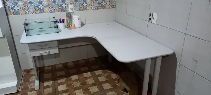 Mesa de escritório em formato L