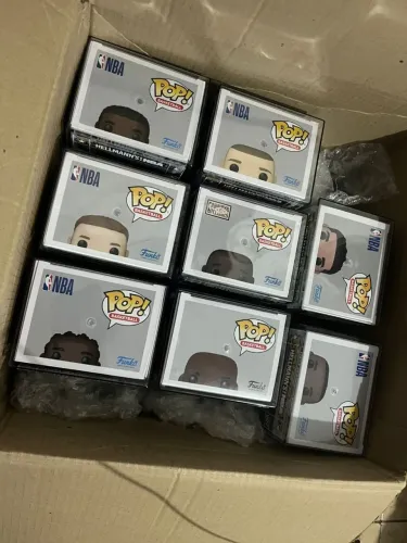 CAIXA COM 8 BONECOS FUNKO POP NBA