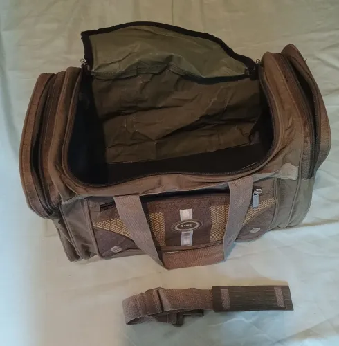 Bolsa de viagem marca YIN'S. Quatro compartimentos. Correia p/ transporte. Entrega em mãos