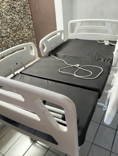 Cama hospitalar / Ela vira uma poltrona reclinável. Motorizada
