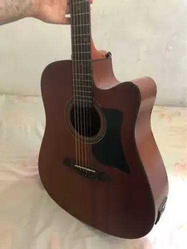 Violão com fundo quebrado