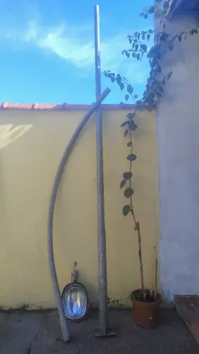 *NEGOCIÁVEL* Poste galvanizado curvo simples com suporte para lâmpada. 4.5m