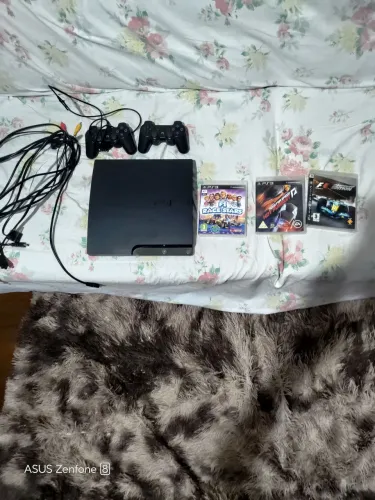 Vendo play3 em ótimo estado com mais três jogos