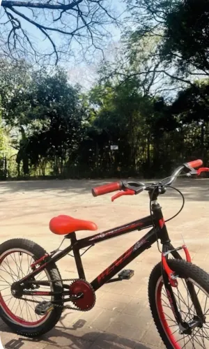 Bicicleta vermelha infantil