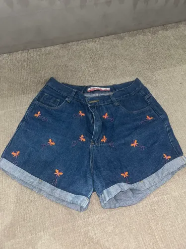 Shorts Jeans Feminino Bordado com borboletas - Excelente Estado