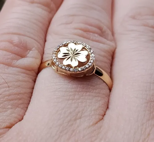 Anel trevo em ouro branco e pedras delicado ouro 18 k.