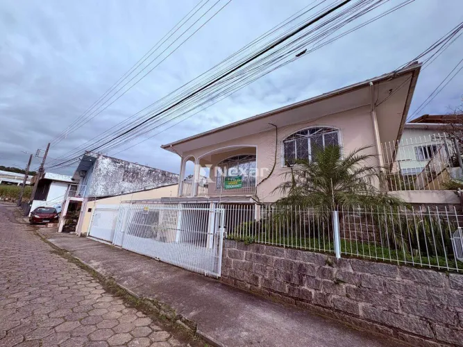 CASA EM CAPOEIRAS