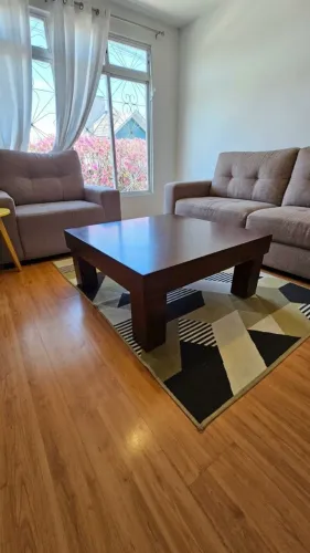 Mesa de centro em madeira maciça com acabamento em mdf