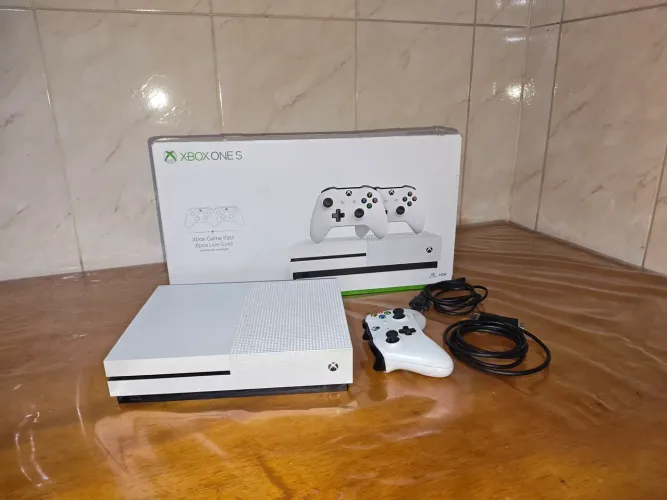 Xbox one S 1tb nunca aberto, 1 controle, com caixa, cabos e manuais