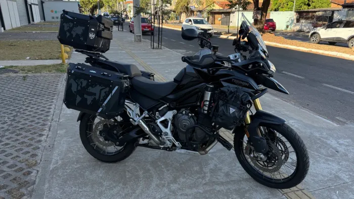 TIGER TRIUMPH 1200 EQUIPADA