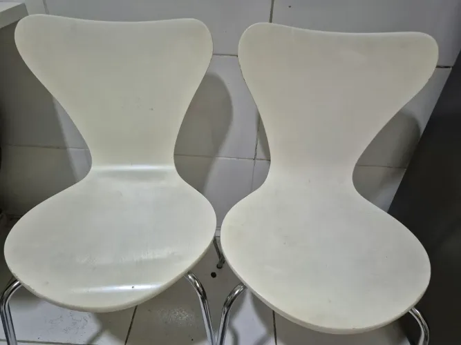 02 Cadeiras TokStok com assento de madeira e base cromada