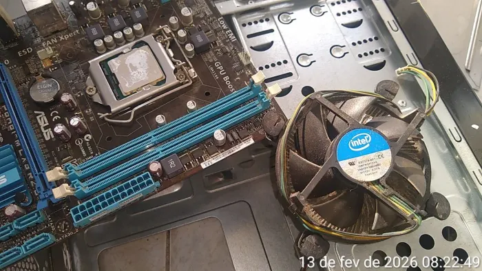 Placa mãe ASUS + processador Intel (com cooler) + placa de rede wi-fi + gabinete