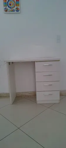 Escrivaninha com gavetas