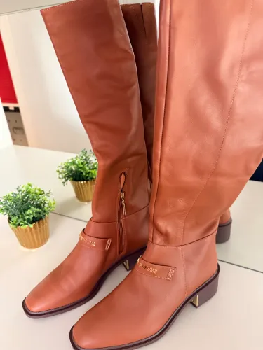 Bota em couro lança perfume